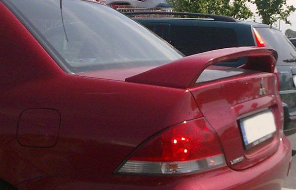 Mitsubishi Lancer VIII 2003-2005m. - Spoileris bagažinės dangčio su diodinė STOP lempa.