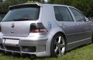 Volkswagen Golf IV - Spoileris virš galinio stiklo.